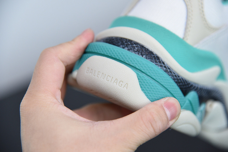 bc triple s trainer white 524039 w09oh 3005