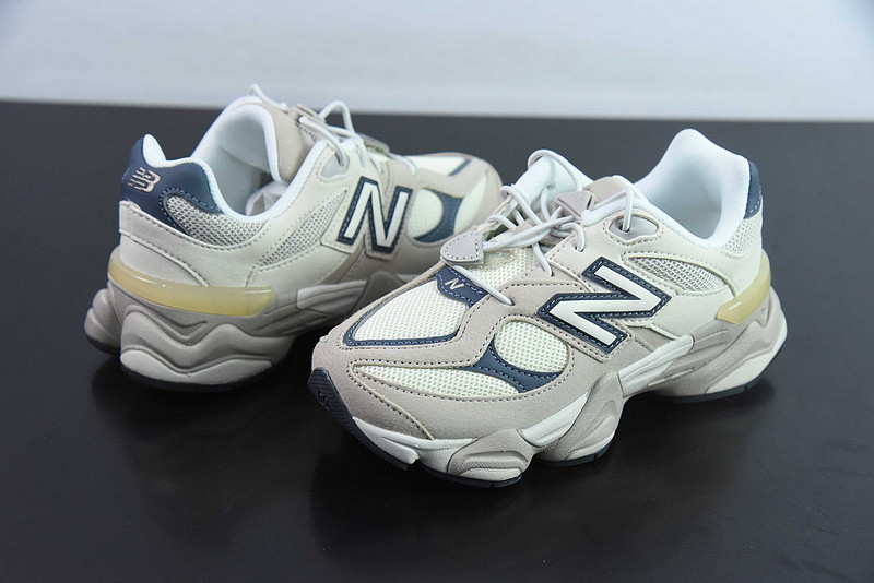 NEW BALANCE SNEAKER