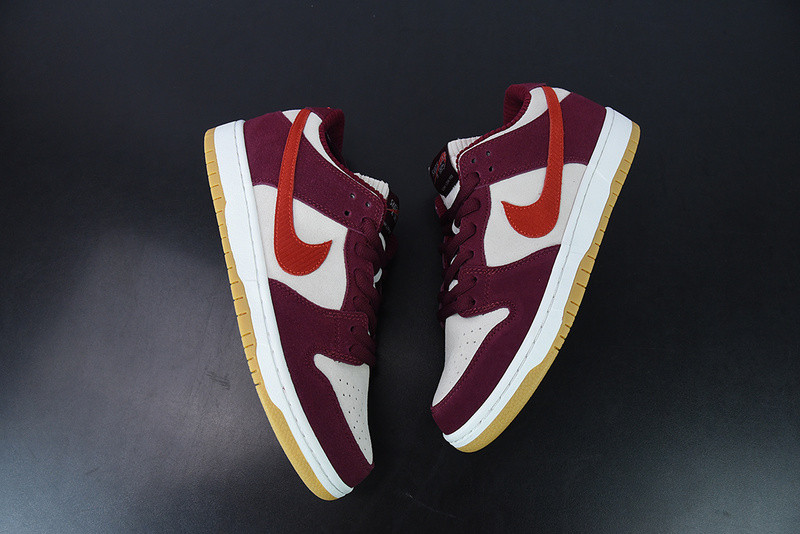 skate like a girl x nike sb dunk low dx4589-600