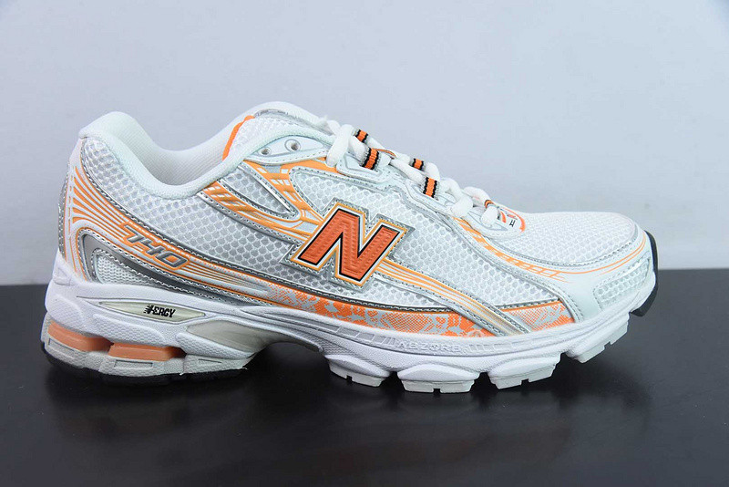 NEW BALANCE SNEAKER