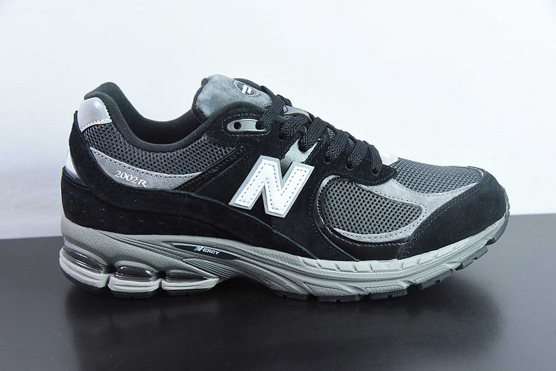 NEW BALANCE SNEAKER