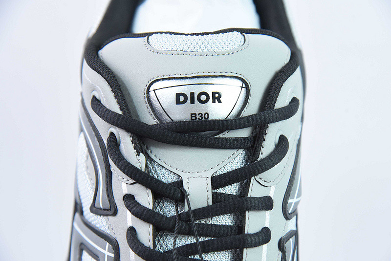 dio* sneaker