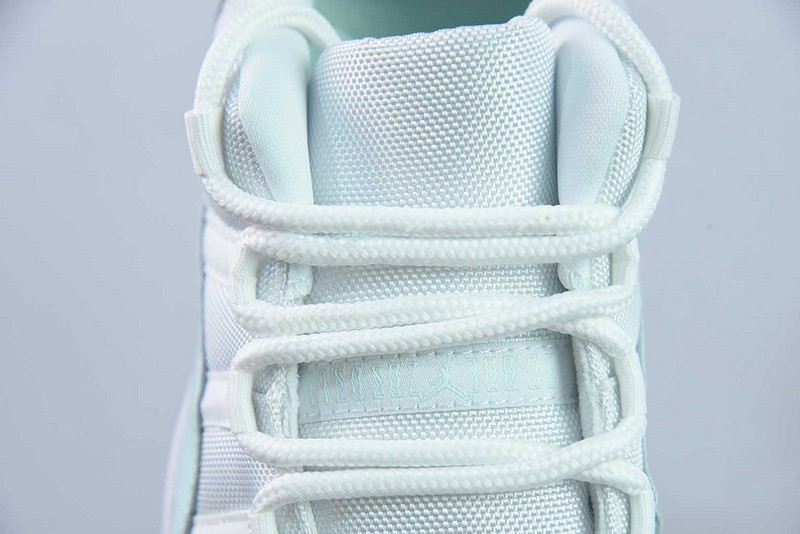 Air Jordan 11 Low "Igloo" AH7860-103