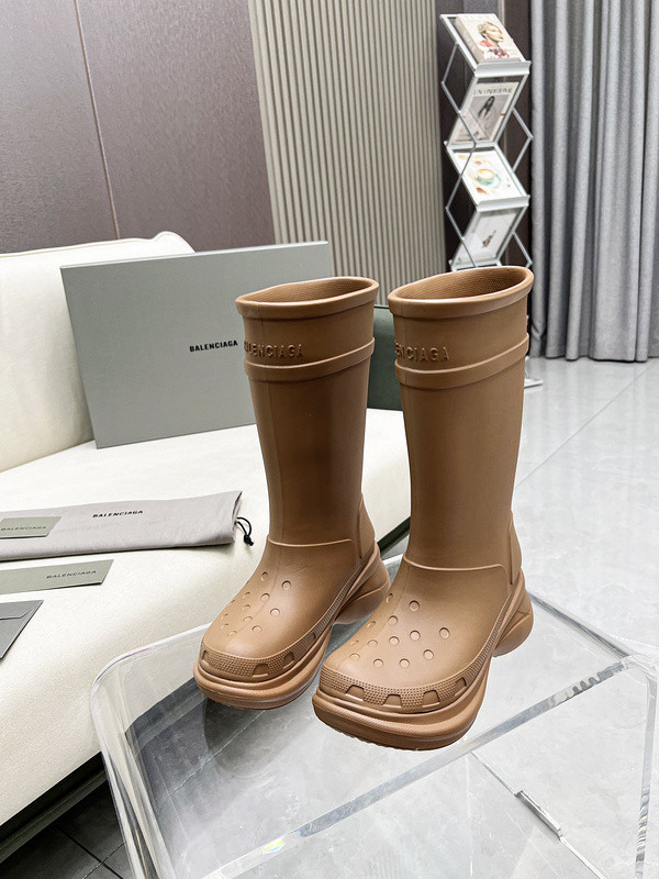 Cr*0*s™ boot in beige