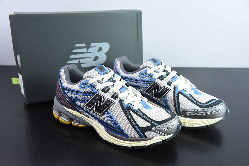 NEW BALANCE SNEAKER