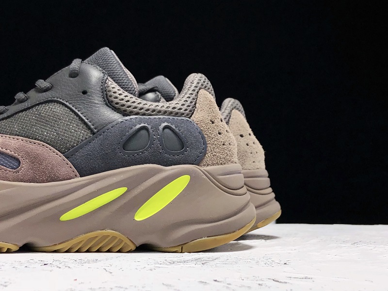 ad*s Y**zy boost 700 mauve