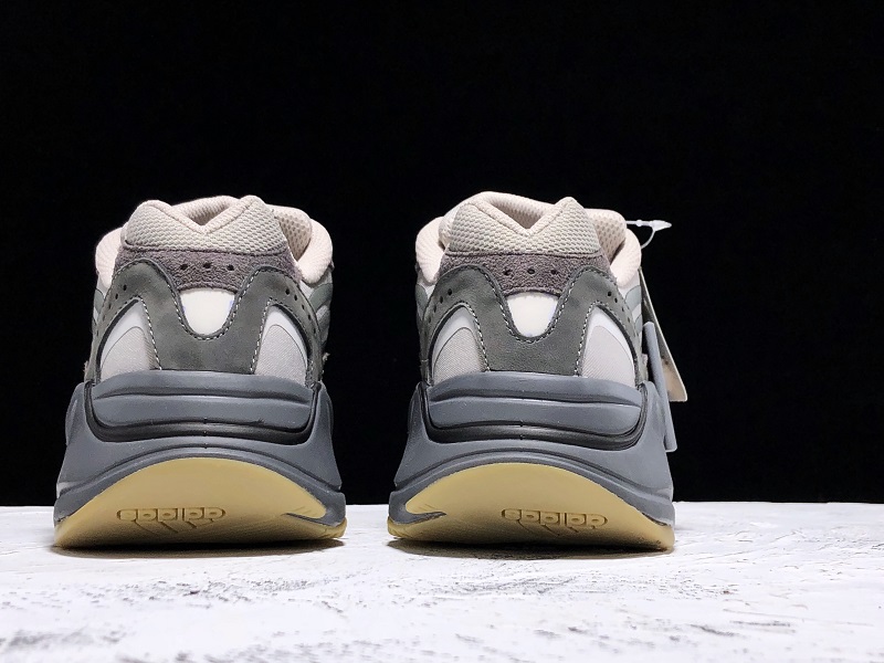 ad*s Y**zy boost 700 v2 tephra