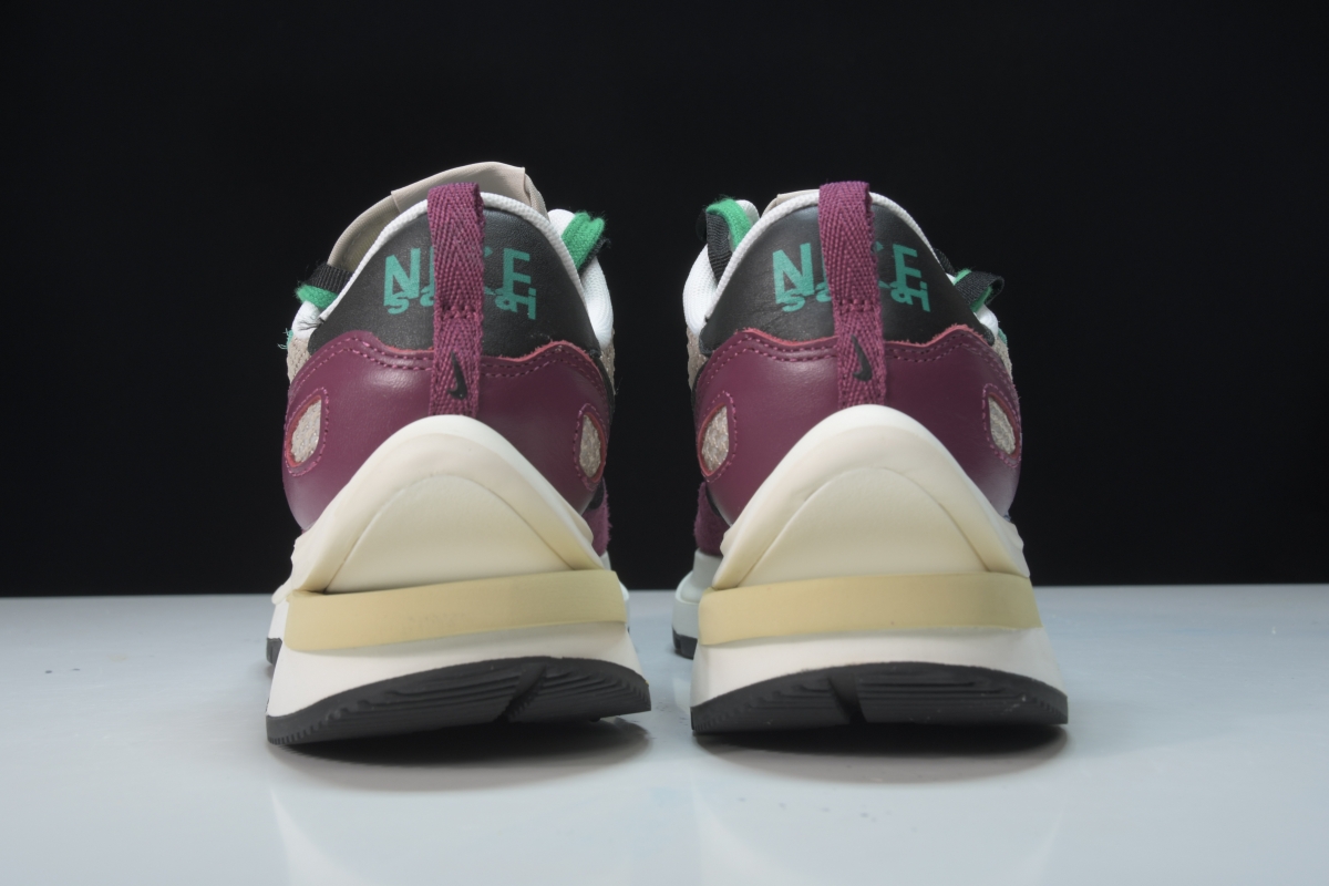 Nike Vaporwaffle sacai Villain Red Neptune Green