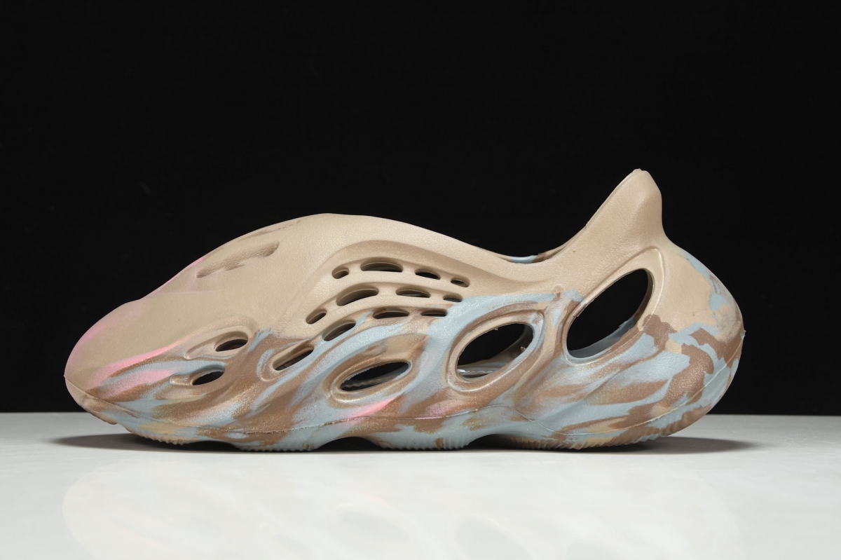 ad*s Y**zy foam rnnr mx sand grey