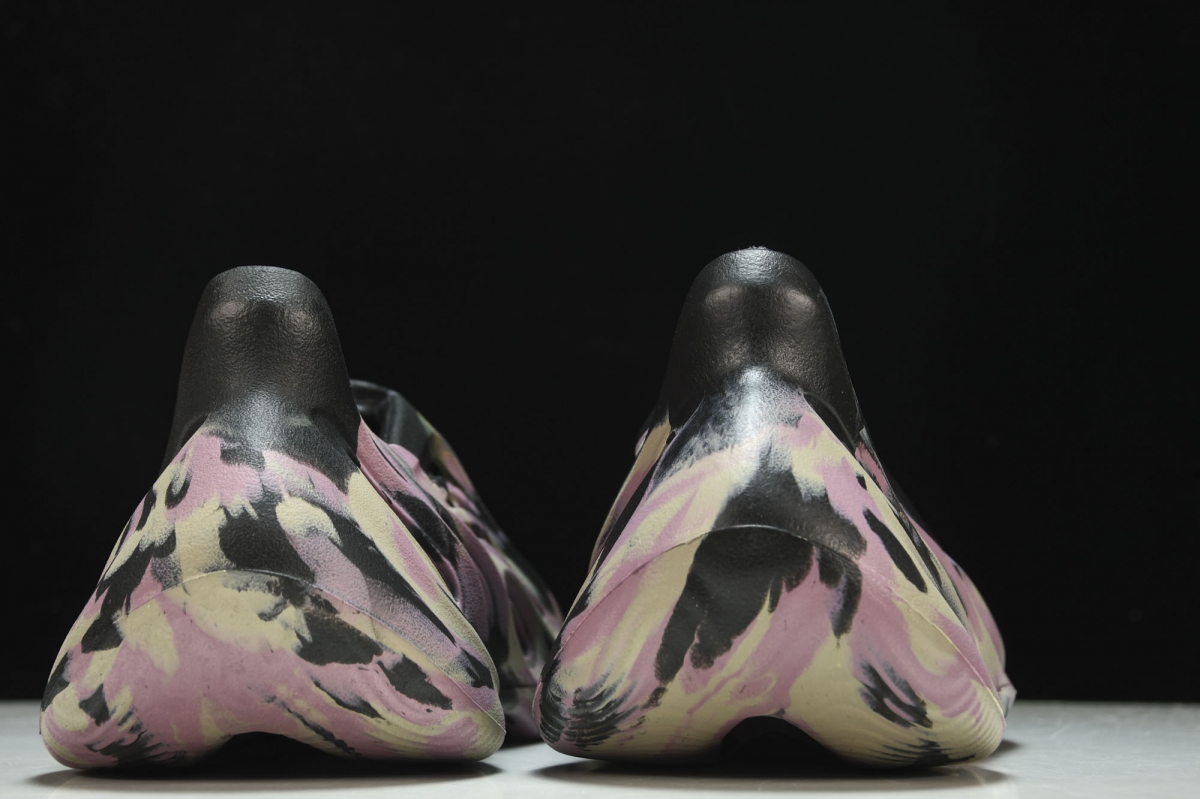 ad*s Y**zy foam rnnr mx carbon
